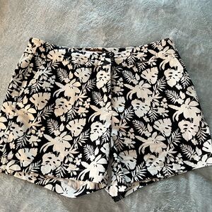 Black and white four packet shorts.